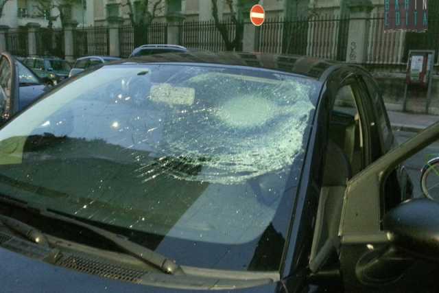 Bari, lanciano preservativi pieni d'acqua: colpita un'auto in corsa